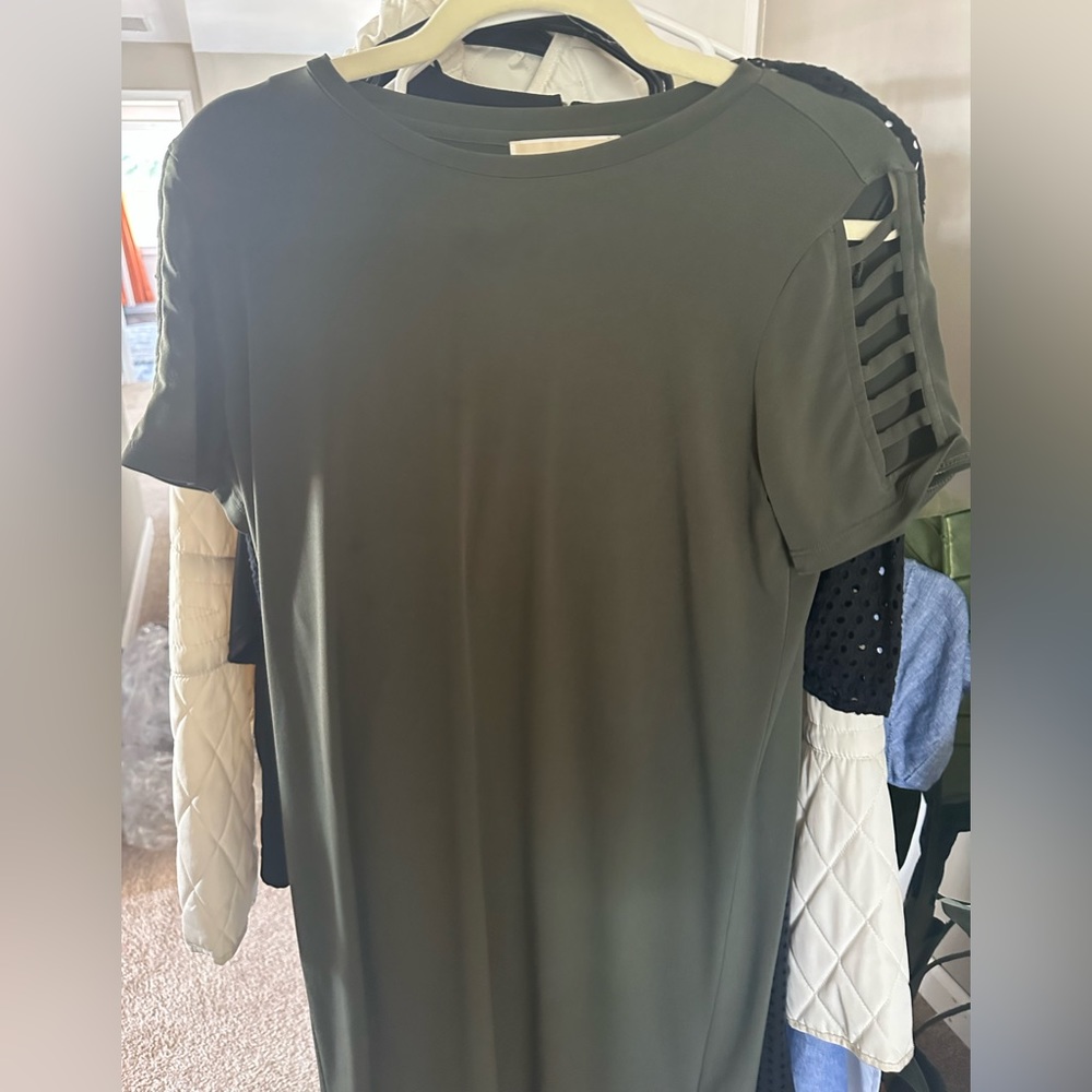 Michael Kors SMALL OLIVE GREEN DRESS WITH OPENING ON THE SIDE/sleeve